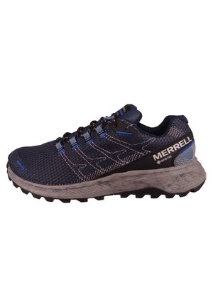 Dunkelblauer Merrell Gore-Tex Trailrunning-Schuh mit schwarzen und blauen Schnürsenkeln, grauer robuster Sohle und atmungsaktivem Mesh-Obermaterial.