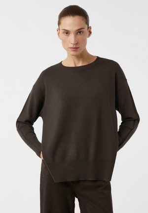 Dunkelbrauner Strickpullover mit rundem Ausschnitt, überschnittenen Schultern und gerippten Bündchen sowie Saum. Glatte Textur ohne Muster oder Verzierungen.