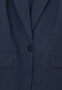 Blazer su misura blu navy in tessuto effetto, chiusura con un bottone e due tasche frontali. Design con revers classico.