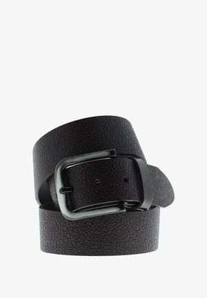 Donkere bruine leren riem met een gestructureerd oppervlak, voorzien van een slanke zilverkleurige metalen gesp en meerdere verstelgaten voor maatvoering.