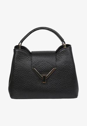 Sac à main en cuir noir texturé avec poignée supérieure et fermoir doré en forme de Y sur le rabat avant.