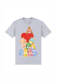 Camiseta de algodón gris con una ilustración colorida de ocho ositos de peluche apilados frente a un gran corazón rojo.
