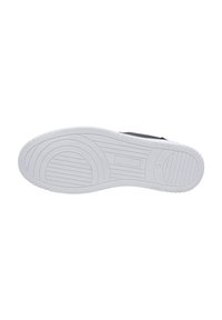 Sole di scarpa con una base in gomma bianca che presenta motivi a strisce orizzontali, bordi arrotondati e una trama minima per la trazione.