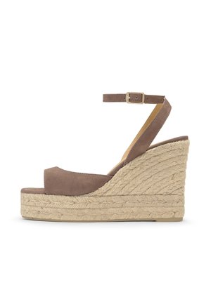 Ruskea mokka kiilakorkosandaali nilkkaremmin ja soljen kanssa, jossa paksu juuttialustapohja ja avoin varvasosa.