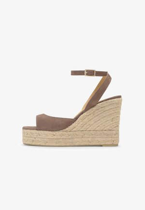 Sandale compensée en daim marron avec bride cheville et boucle, dotée d'une épaisse semelle plateforme en jute et d'un design à bout ouvert.