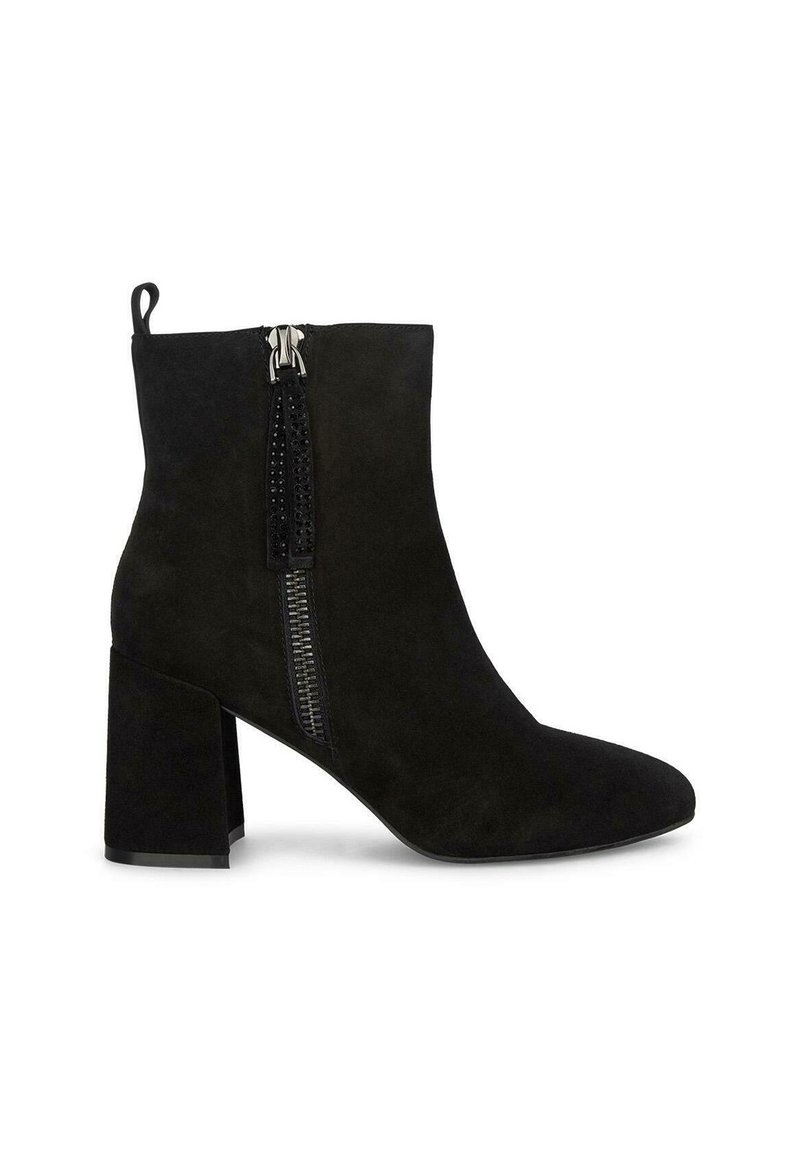 Stivale alla caviglia in suede nero con punta appuntita, tacco a blocco, cerniera laterale con frange decorative e perline.