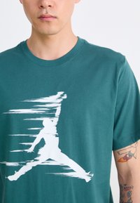 Jordan CREW - Apdrukāts T-krekls - oxidized green/sail