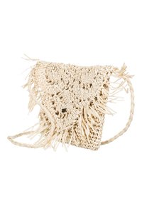 Tkaná slámová kabelka v světle béžové barvě, trojúhelníkového tvaru s třásněmi po okrajích a pleteným popruhem. Obsahuje malý kovový akcent.