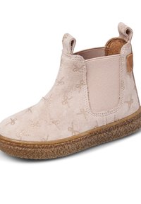 Bottine en suede rose clair avec des panneaux élastiques sur les côtés, un motif décoratif subtil et une semelle en caoutchouc brun texturé pour une meilleure adhérence.