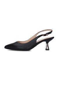 Tacones slingback negros con punta afilada, parte superior de cuero suave y un tacón con acento metálico. Cuenta con una correa ajustable en el tobillo para un mejor ajuste.