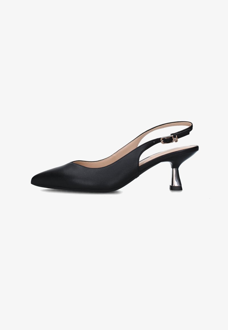 Tacchi slingback neri con punta appuntita, superiore in pelle liscia e tacco con accentuazione metallica. Presentano una cinghietta alla caviglia regolabile per una vestibilità ottimale.