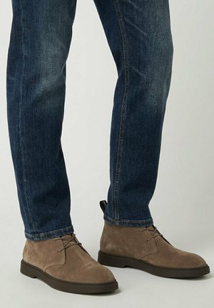 Blackstone, COBBLE CLEM - GG392 - DESERT BOOTS - Schnürstiefelette - almond