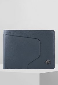 Portafoglio in pelle blu navy con finitura texture, caratterizzato da un design slim, una tasca frontale angolata e un accento in metallo con logo.