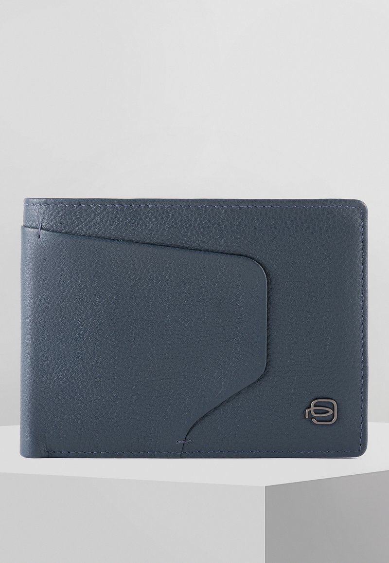 Portafoglio in pelle blu navy con finitura texture, caratterizzato da un design slim, una tasca frontale angolata e un accento in metallo con logo.