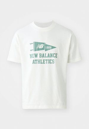 New Balance VARSITY PENNANT - Print T-shirt - sea salt