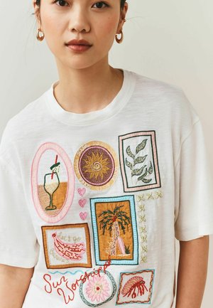 Next, REGULAR FIT - GRAPHIC EMBROIDERED SHORT SLEEVE T-SHIRT . - Print T-shirt - ecru white