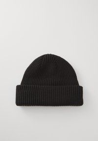 Μαύρο πλεκτό σκουφάκι με ραβδωτή υφή, που διαθέτει διπλωμένο γείσο και ελαφρώς κωνικό πάνω μέρος για άνετη εφαρμογή.