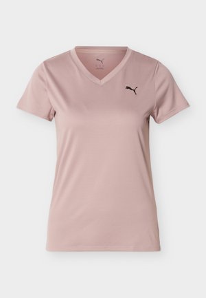 Hele-roosa V-kaelusega lühikeste varrukatega spordisärk musta Puma logoga vasakul rinnal, valgel taustal.