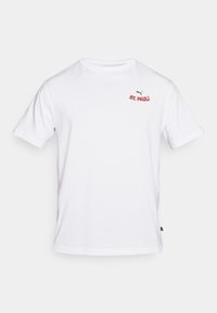 Balts kokvilnas T-krekls ar apaļu izgriezumu, īsām piedurknēm un sarkanu izšuvumu "St. Pauli" kopā ar mazu Puma logo.