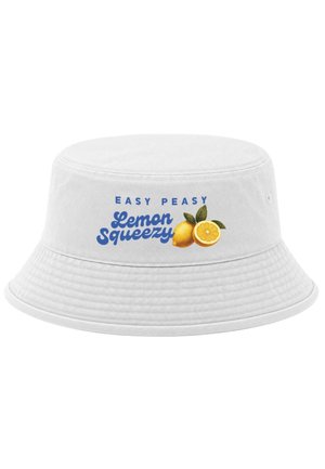 Weißer Fischerhut mit blauem Text "Easy Peasy Lemon Squeezy" und einer Illustration einer ganzen Zitrone und einer Zitronenhälfte mit Blättern.