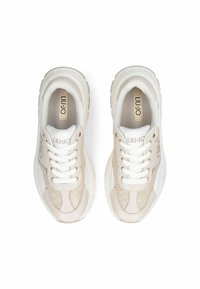 Een paar beige en witte veterschoenen met dikke zolen, merk "LIU•JO," getoond vanuit een bovenaanzicht op een witte achtergrond.