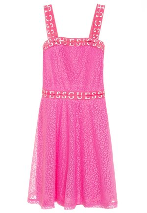 Robe rose sans manches avec superposition en dentelle imprimée léopard et bandes avec logo "GUESS" sur les bretelles, le décolleté et la taille.