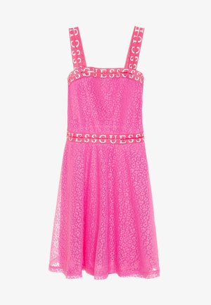 Robe rose sans manches avec superposition en dentelle imprimée léopard et bandes avec logo "GUESS" sur les bretelles, le décolleté et la taille.