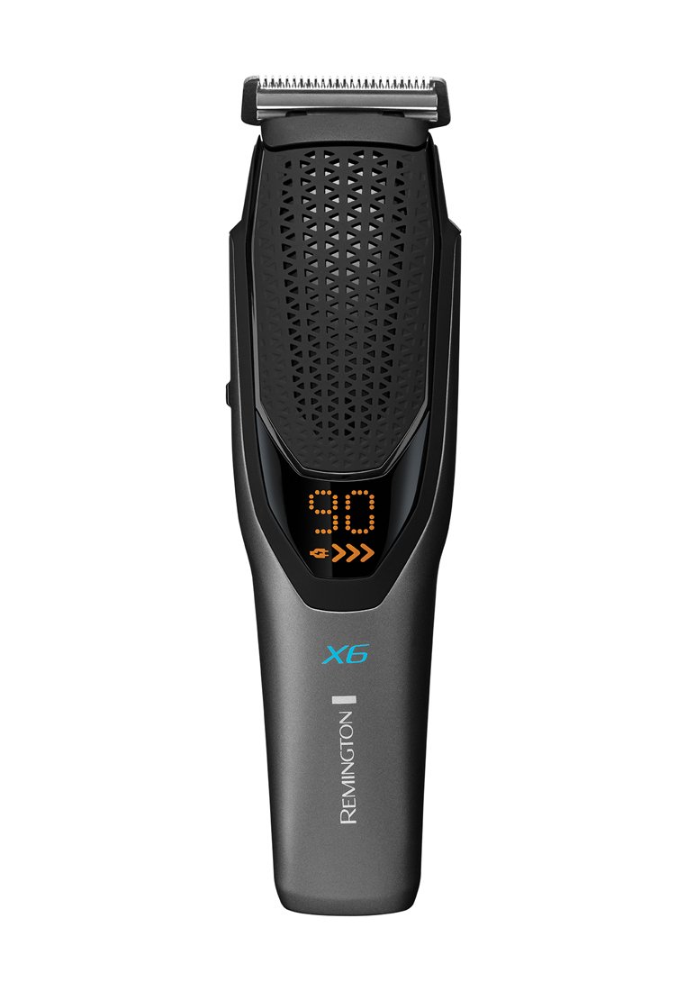 Elektromagnetyczny clipper do włosów z cyfrowym wyświetlaczem pokazującym "90", czarnym teksturowanym uchwytem, szarym korpusem i brandingiem Remington X6.