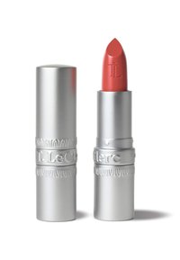 Lippenstift in einer metallic silbernen Tube mit eingravierten Akzenten. Die Farbe ist ein sanftes, warmes Rosa mit einem spitzen Design.
