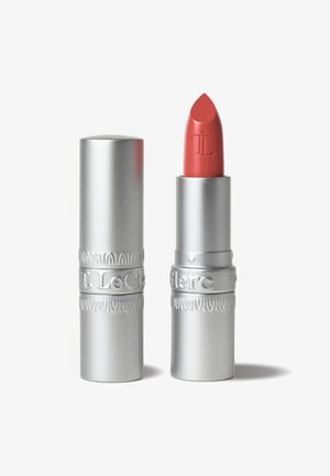 Lippenstift in einer metallic silbernen Tube mit eingravierten Akzenten. Die Farbe ist ein sanftes, warmes Rosa mit einem spitzen Design.