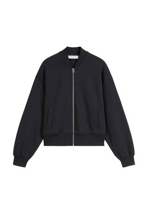 Veste bomber bleu marine, en mélange de coton doux. Elle comporte une fermeture éclair à l'avant, des poignets et un ourlet côtelés, ainsi que deux poches latérales.