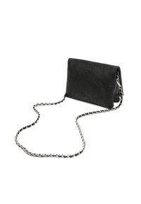 Borsa a mano nera con motivo floreale in rilievo, forma rettangolare e tracolla in argento. Presenta una superficie testurizzata e una silhouette elegante.