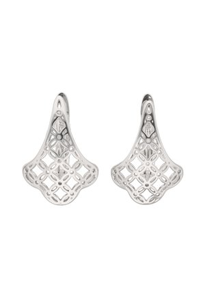 O pereche de cercei din argint în formă de picătură, cu un model elaborat de grilaj deschis și motive florale, largi la bază și subțiate spre închidere cu cârlig.