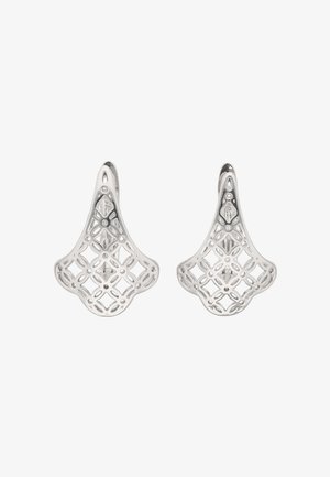 Coppia di orecchini a goccia in argento con un intricato motivo a rete aperta e disegni floreali, larghi alla base e che si assottigliano verso la chiusura ad uncino.