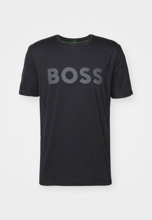 Melnā īsām piedurknēm t-krekls, kas izgatavots no gludas saskares materiāla, ar vārdu "BOSS" kontrastējošās pelēkās svītrās uz krūtīm.