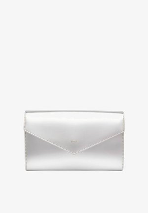 Sølvmetallisk clutch-pung med et kuverteret design, glat tekstur og præget logo. Har en flaplukning og rene, enkle linjer.