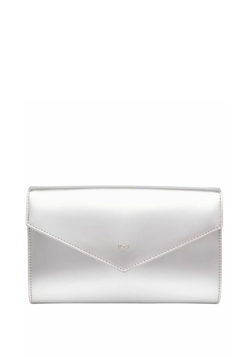Porte-monnaie métallisé argent avec un design d'enveloppe, texture lisse et logo embossé. Dispose d'une fermeture à rabat et de lignes épurées et simples.