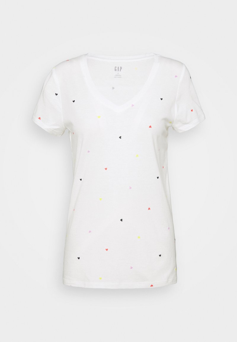T-shirt blanc à col en V et manches courtes, avec de petits motifs de cœurs multicolores dispersés en noir, rouge, jaune et rose.