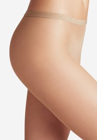 Beige patroontights met een fijne diamontstructuur en een gladde tailleband, ontworpen voor een strakke, doorschijnende look.