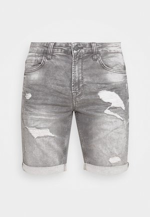 Shorts en denim gris avec ourlets retroussés, bouton et fermeture éclair à l'avant, deux poches avant, et des taches usées sur les cuisses.