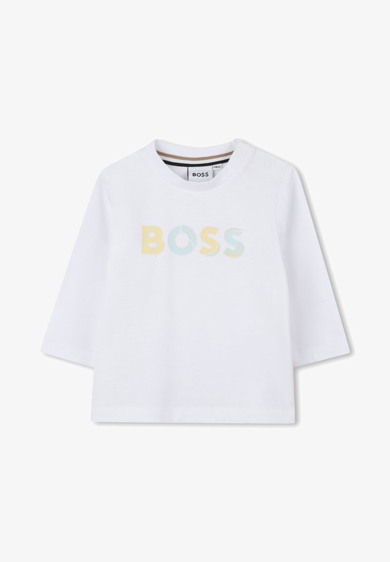 Camisa branca de manga longa com decote redondo, apresentando o texto colorido "BOSS" na frente. Material de algodão suave com fecho de pressão em um ombro.
