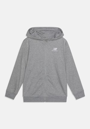 Szara bluza z zamkiem błyskawicznym, z kieszeniami z przodu, kapturem i logo New Balance na lewej piersi, przedstawiona na białym tle.