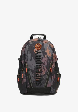 Zaino con motivo camouflage in grigio scuro e dettagli arancioni. Dotato di spallacci regolabili, numerose tasche con cerniera e una maniglia superiore.