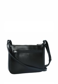 Schwarze Leder-Umhängetasche mit glatter Oberfläche, ausgestattet mit einer frontalen Reißverschlusstasche, verstellbarem Tragriemen und geprägtem Logo-Detail.