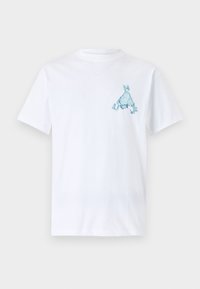 Balta medvilninė marškinėliai su šviesiai mėlyna grafika kairiajame krūtinės šone, vaizduojančia stilizuotą kalną ir vandens elementus.