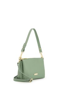 Grüne Lederhandtasche mit strukturiertem Oberflächen, rechteckiger Form, goldfarbenen Beschlägen und verstellbarem Tragegurt. Verfügt über einen Reißverschlussverschluss und ein Logo-Schild.