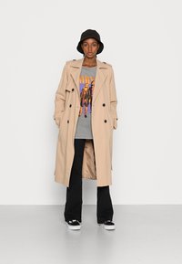 Vero Moda Gabardina - travertine