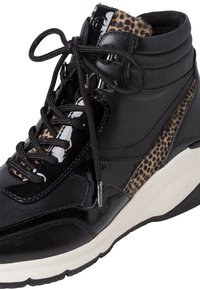 Schwarze Lackleder-Hochschnitt-Sneaker mit Leopardenmuster-Akzent, strukturiertem Overlay und runden Schnürsenkeln; verfügt über eine weiße Gummisohle und Metallösen.