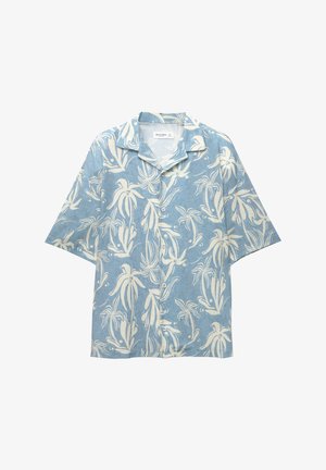 Világoskék rövid ujjú ing fehér virágmintával, camp gallérral és gombos elülső záródással. Könnyű textúrájú.