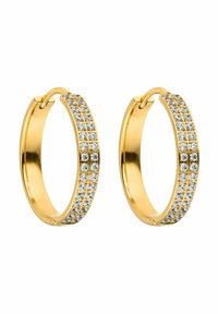 Goldene Creolen mit glatter Oberfläche, ausgestattet mit einer Reihe klarer Steine, die in einer geraden Linie entlang einer Seite eingesetzt sind.